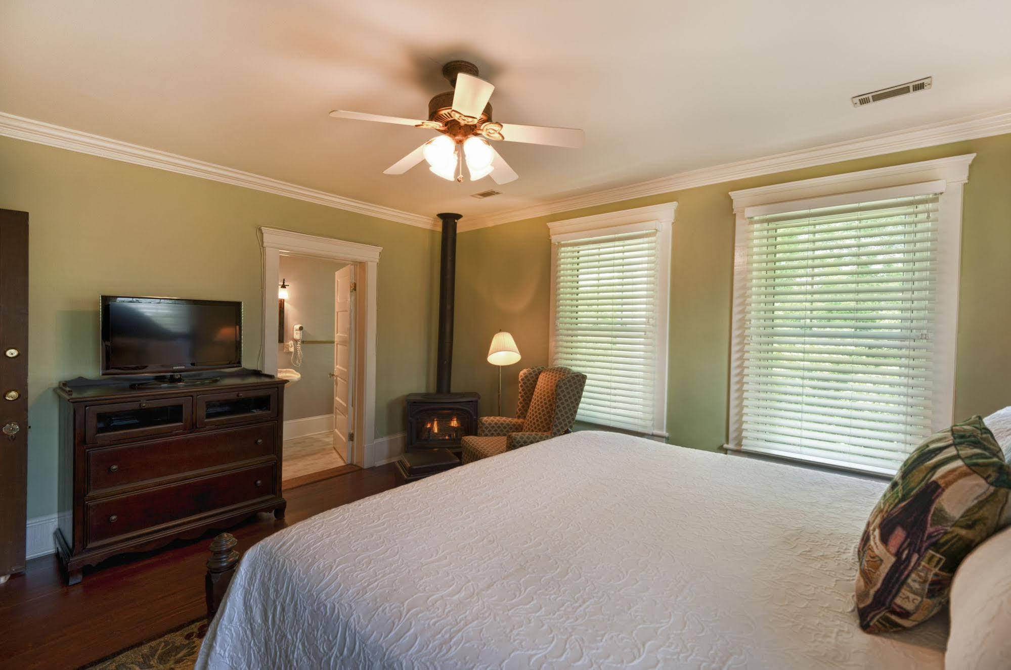 Steeles Tavern Manor Bed & Breakfast Raphine Exterior photo